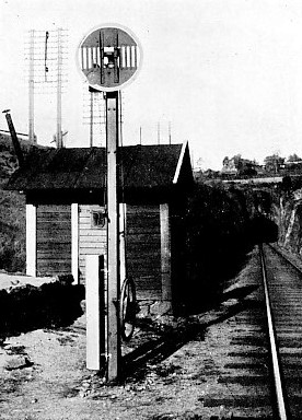 A DISTANT SIGNAL ON A SWEDISH RAILWAY FITTED WITH THE AGA FLASHLIGHT