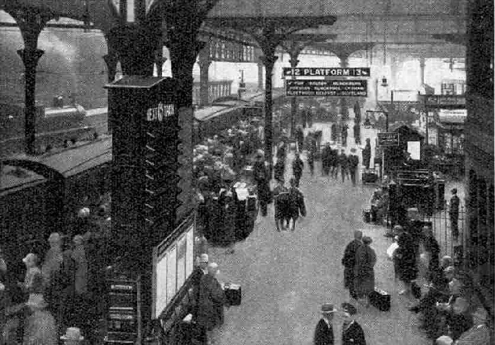 HOLIDAY CROWDS VICTORIA STATION MANCHESTER